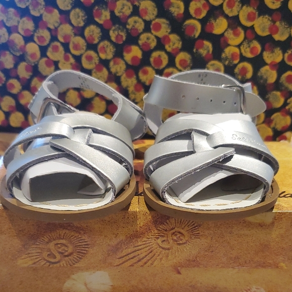 Salt Water Sandals by Hoy Silver Sandals Sleek Design - Picture 5 of 7